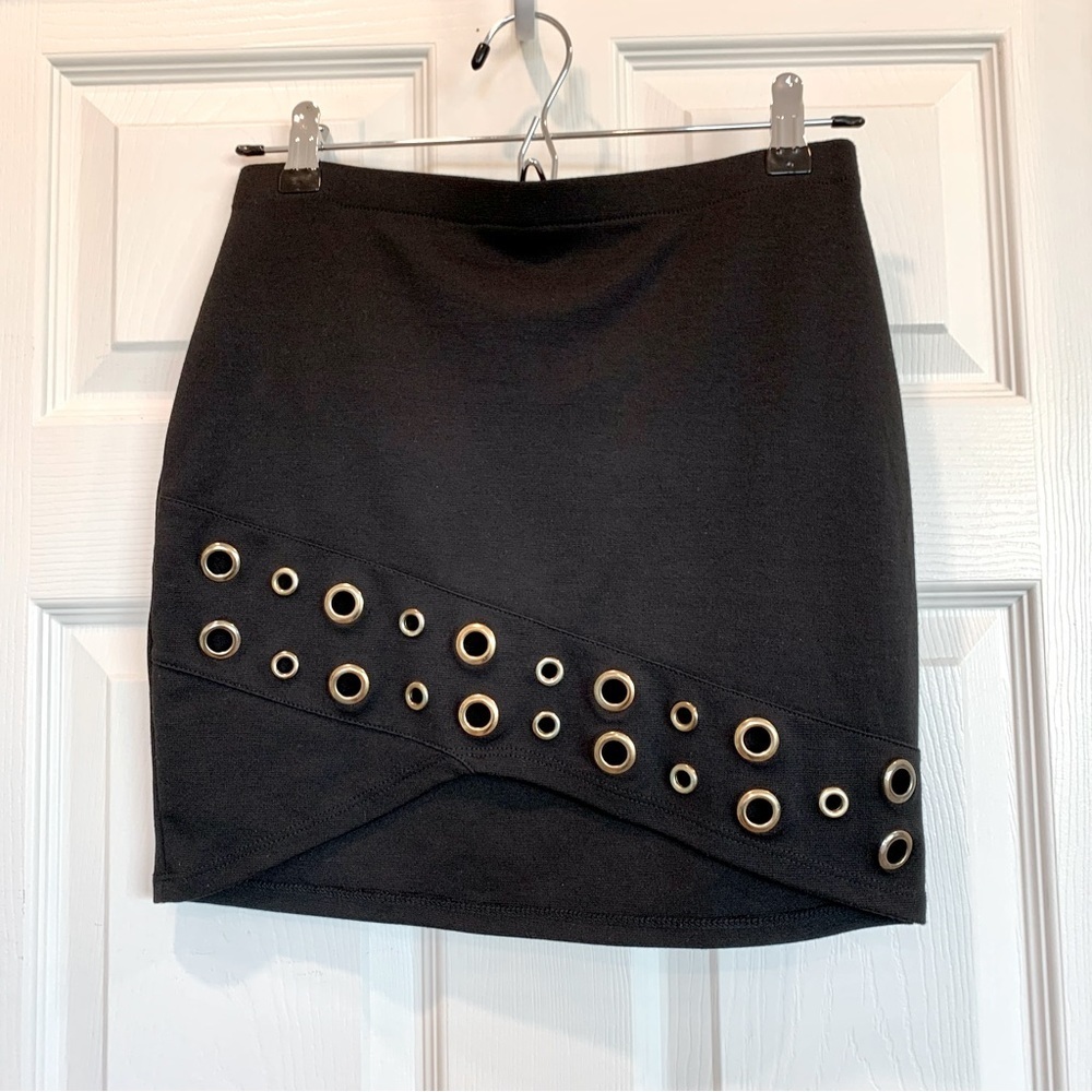 🖤 Black Knit Mini Skirt with Asymmetric Grommet Embellished Hem
